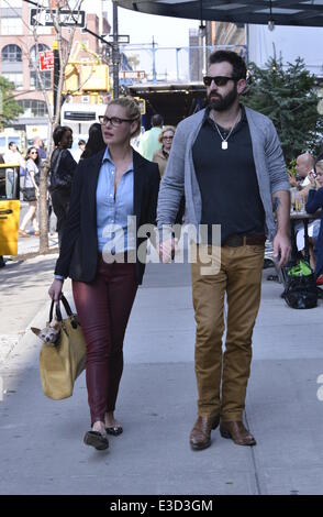 Katherine Heigl déambule avec son mari Josh Kelley et de leur chien, qui est transportée dans son sac avec : Katherine Heigl, Josh Kelley Où : New York, NY, United States Quand : 04 Oct 2013ENN.com Banque D'Images