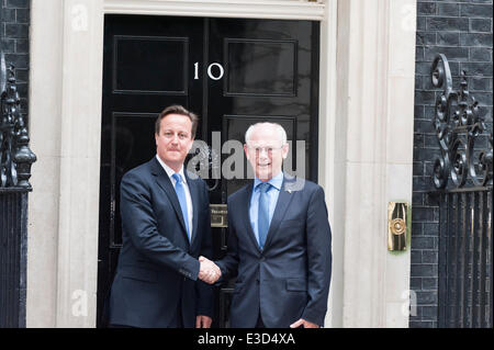 Downing Street, London, UK. 23 juin 2014. Herman Van Rompuy, le président du Conseil européen, répond à David Cameron à Downing Street, Londres. La réunion intervient alors que M. Cameron s'apprête à forcer un vote sur l'éventuelle présidence de Jean-Claude Juncker. Credit : Lee Thomas/Alamy Live News Banque D'Images