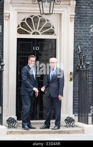 Downing Street, London, UK. 23 juin 2014. Herman Van Rompuy, le président du Conseil européen, répond à David Cameron à Downing Street, Londres. La réunion intervient alors que M. Cameron s'apprête à forcer un vote sur l'éventuelle présidence de Jean-Claude Juncker. Credit : Lee Thomas/Alamy Live News Banque D'Images