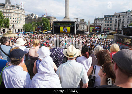 Londres, Trafalgar Square, UK. 22 juin 2014. Les touristes regarder London's West End theatre à Trafalgar Square. Photo : Alamy Live News Banque D'Images