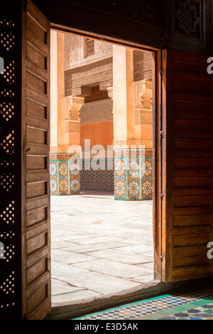 Voir dans la cour principale à la Medersa Ben Youssef à Marrakech, Maroc, Afrique du Nord. Banque D'Images