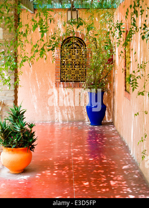 Un coin coloré dans les magnifiques jardins Majorelle restauré avec soin par Yves Saint-Laurent à Marrakech, Maroc, Afrique du Nord Banque D'Images