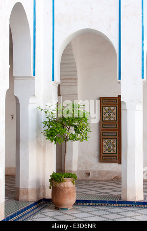 Vue d'un coin de la cour principale à El Bahia Palace à Marrakech, Maroc, Afrique du Nord. Banque D'Images