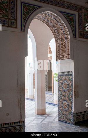 Une arche en forme de fer à cheval décoratif mène dans la cour principale à El Bahia Palace à Marrakech, Maroc, Afrique du Nord. Banque D'Images