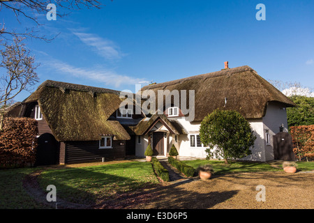 Cottage au toit de chaume dans le village de West Itchenor, West Sussex, UK Banque D'Images