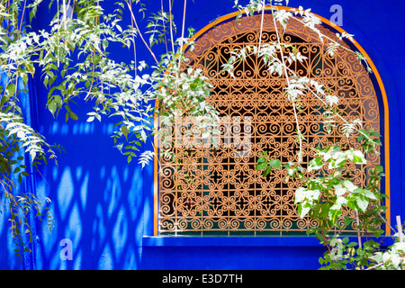 Détail d'une fenêtre dans la magnifique médina magnifiquement restauré par Yves Saint-Laurent à Marrakech, Maroc, Afrique du Nord Banque D'Images