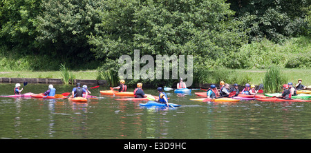 Les enfants et les instructeurs canoë/kayak sur le lac dans le millefeuille Valley Country Park, dans le Lancashire, Royaume-Uni Coppull. Banque D'Images