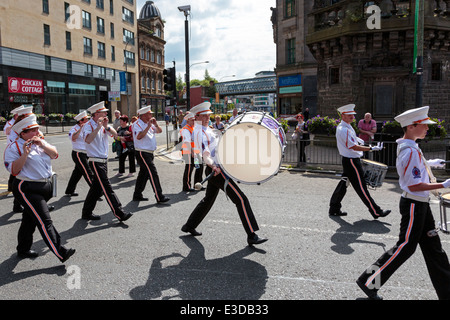 Homme jouant de la grosse caisse, en prenant part à une orange à pied défilent dans les rues de Glasgow, Écosse, Royaume-Uni Banque D'Images