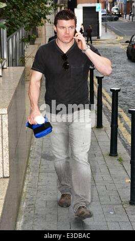 Rugby ace Brian O'Driscoll arrive à Newstalk studios... Avec : Brian O'Driscoll Où : Dublin, Irlande Quand : 08 Oct 2013 Banque D'Images