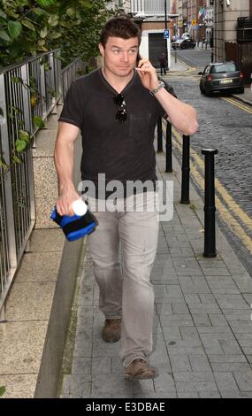 Rugby ace Brian O'Driscoll arrive à Newstalk studios... Avec : Brian O'Driscoll Où : Dublin, Irlande Quand : 08 Oct 2013 Banque D'Images