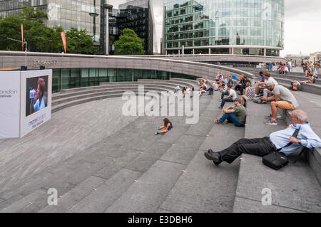 L'écope, More London, Londres, Royaume-Uni, 23 juin 2014 - Le jour de l'ouverture de Wimbledon, 2014 fans se rassemblent pour voir en direct de tennis sur un écran LCD géant dans le cadre du London festival gratuit Plus. À l'écran, sur le Court Central, le champion 2013, Andy Murray (GB), commence la défense de son titre avec une victoire sur David Goffin (Belgique), 6-1 6-4 7-5. Crédit : Stephen Chung/Alamy Live News Banque D'Images