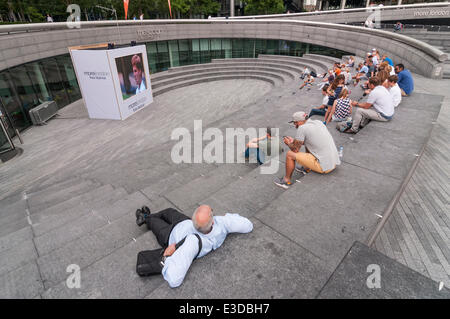 L'écope, More London, Londres, Royaume-Uni, 23 juin 2014 - Le jour de l'ouverture de Wimbledon, 2014 fans se rassemblent pour voir en direct de tennis sur un écran LCD géant dans le cadre du London festival gratuit Plus. À l'écran, sur le Court Central, le champion 2013, Andy Murray (GB), commence la défense de son titre avec une victoire sur David Goffin (Belgique), 6-1 6-4 7-5. Crédit : Stephen Chung/Alamy Live News Banque D'Images