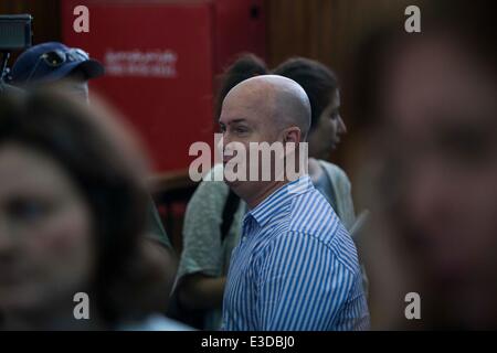 Le Caire, Égypte. 23 Juin, 2014. Mick Greste (C), le frère d'Al-Jazira est journaliste australien Peter Greste, regarde après le verdict lors d'une cour au Caire, le 23 juin 2014. Un tribunal égyptien a condamné lundi trois journalistes d'Al-Jazeera, l'Australien Peter Greste égypto-canadiennes se sont formées, Mohamed Fadel Fahmy et producteur égyptien Baher Mohamed, à sept ans de prison sur des accusations d'avoir aidé l'interdit des Frères musulmans. Credit : Cui Xinyu/Xinhua/Alamy Live News Banque D'Images