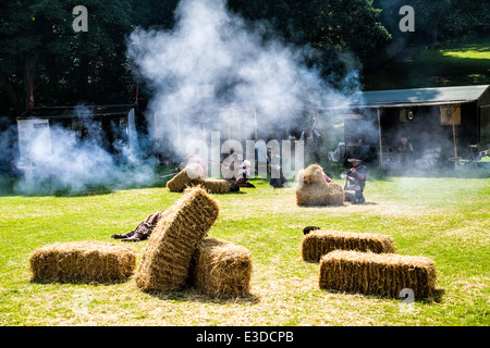 Poireau, Staffordshire, Angleterre. 22 juin 2014, un week-end country et western. Cowboys tirant leurs armes à l'autre. Banque D'Images