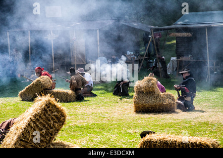 Poireau, Staffordshire, Angleterre. 22 juin 2014, un week-end country et western. Cowboys tirant leurs armes à l'autre. Banque D'Images