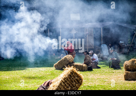 Poireau, Staffordshire, Angleterre. 22 juin 2014, un week-end country et western. Cowboys tirant leurs armes à l'autre. Banque D'Images