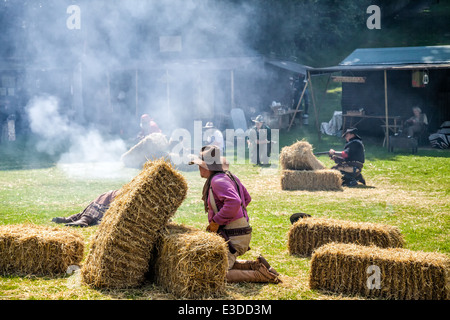 Poireau, Staffordshire, Angleterre. 22 juin 2014, un week-end country et western. Cowboys tirant leurs armes à l'autre. Banque D'Images