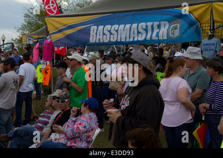 Les spectateurs de Bassmaster Elite Series tournoi de pêche, parc au bord de l'eau dans la rivière Saint-Jean communauté de Palatka, en Floride Banque D'Images