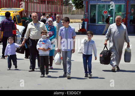 Kilis. 23 Juin, 2014. Réfugiés syriens à pied sur les routes de la province de Kilis, en Turquie, le 23 juin. Le nombre de réfugiés syriens qui ont fui le pays déchiré par la guerre à la Turquie voisine a atteint 1,05 millions, vice-Premier ministre turc Besir Atalay a déclaré aux journalistes jeudi. Quelque 218 632 réfugiés syriens vivent actuellement dans les 22 camps établis par le gouvernement turc, tandis que le reste se répandent dans les villes et villages à travers la Turquie, a déclaré le ministre. Credit : Mert Macit/Xinhua/Alamy Live News Banque D'Images