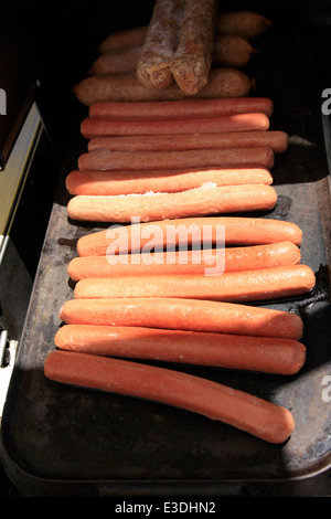 Hot dog le grésillement sur le BBQ au stand alimentaire public une piscine en plein air Banque D'Images