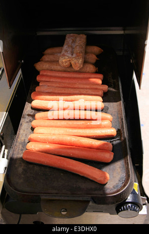 Hot dog le grésillement sur le BBQ au stand alimentaire public une piscine en plein air Banque D'Images