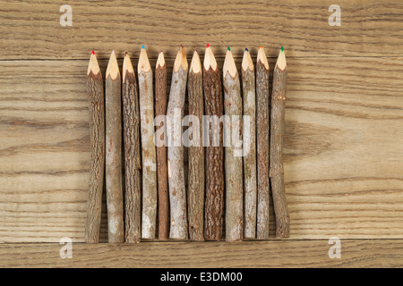 Vue de dessus de vieux crayons avec l'écorce des arbres à bois rustique Banque D'Images