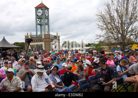 Les spectateurs se sont réunis au Bassmaster Elite Series tournoi de pêche, Waterfront Park, Saint John's River community de Palatka, FL Banque D'Images