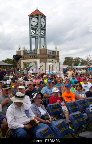 Les spectateurs se sont réunis au Bassmaster Elite Series tournoi de pêche, Waterfront Park, Saint John's River community de Palatka, FL Banque D'Images