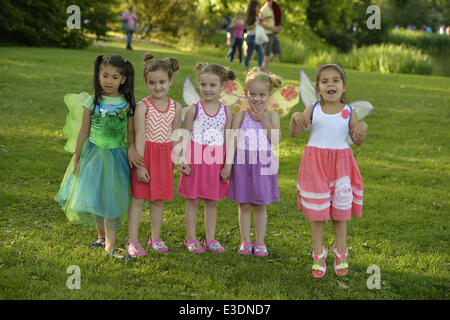 Le 21 juin 2014 - Old Westbury, New York, États-Unis - Port Fairy wings sont, L-R, PRISCILA BLANCHET, quatre ans, en costume de la fée verte, quatre ans et demi ans triplés : ARIELLE KIRCHHOFER en robe orange, CRISTINA KIRCHHOFER en robe rose, BRIANNA KIRCHHOFER en robe violette ; et JULIA DELGADO sauter de haut en robe couleur pêche. Ces meilleurs amis de Bayside, Queens sont venus avec leur famille pour voir le Lori Belilove & l'Isadora Duncan danse Compagnie de danse dans les jardins pendant la nuit au milieu de l'événement au Long Island Gold Coast estate de Old Westbury Gardens le premier jour de l'été, th Banque D'Images