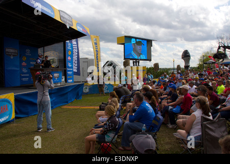 Les spectateurs se sont réunis au Bassmaster Elite Series tournoi de pêche, Waterfront Park, Saint John's River community de Palatka, FL Banque D'Images