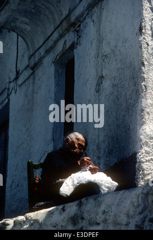 L'Espagne. Vieille Femme travail artisanal dans un petit village dans les Alpujarras, Sierra de Grenade. Banque D'Images