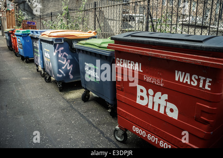 Grand bleu et rouge wheelie bins. Edinburgh Banque D'Images