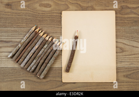 Vue de dessus de vieux crayons avec l'écorce des arbres et de papier sur bois rustique Banque D'Images