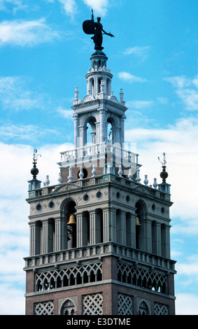 Le monumental 138 pieds de la Giralda est une réplique d'un minaret musulman 12 siècle c'est un joyau architectural à Kansas City, Missouri, USA. Banque D'Images