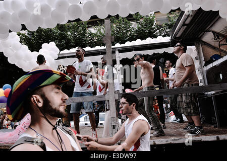 Thessalonique, Grèce. 21 Juin, 2014. La communauté gay de Thessalonique a organisé pour la troisième année consécutive la Gay Pride 2014 de Thessalonique. Des centaines de gays ont défilé dans le centre de Thessalonique © Giannis Papanikos ZUMAPRESS.com/Alamy NurPhoto //Live News Banque D'Images