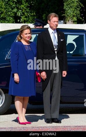 Le Luxembourg. 23 Juin, 2014. Grand-duc Henri et de la Grande-duchesse Maria-Teresa arriver au Grand Théâtre Journée Nationale de Luxembourg à Luxembourg, le 23 juin 2014. Cérémonie dans le Grand Théâtre, à souiller l'avenue de la liberté et plus tard Te Deum à la Cathédrale Photo : Albert Ph. van der Werf/DPA/Alamy Live News Banque D'Images