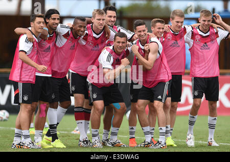 Santo André, au Brésil. 23 Juin, 2014. Mesut Oezil (de g), Sami Khedira, Jerome Boateng, p. Mertesacker, Mats Hummels, Lukas Podolski, Julian Draxler, Erik Durm, Matthias Ginter et Christoph Kramer posent pour une photo de l'équipe après avoir remporté un match de rugby pendant une session de formation de l'équipe nationale de football allemande dans la région de Santo André, Brésil, 23 juin 2014. La Coupe du Monde de Football 2014 aura lieu au Brésil du 12 juin au 13 juillet 2014. Photo : Andreas Gebert/dpa/Alamy Live News Banque D'Images