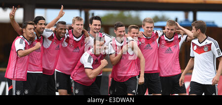 Santo André, au Brésil. 23 Juin, 2014. Mesut Oezil (de g), Sami Khedira, Jerome Boateng, p. Mertesacker, Mats Hummels, Lukas Podolski, Julian Draxler, Erik Durm, Matthias Ginter, Christoph Kramer et Thomas Mueller posent pour une photo de l'équipe après avoir remporté un match de rugby pendant une session de formation de l'équipe nationale de football allemande dans la région de Santo André, Brésil, 23 juin 2014. La Coupe du Monde de Football 2014 aura lieu au Brésil du 12 juin au 13 juillet 2014. Photo : Andreas Gebert/dpa/Alamy Live News Banque D'Images