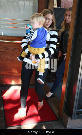 Hilary Duff et sa famille de quitter Madeo Restaurant après avoir mangé le déjeuner comprend : Hilary Duff,Luca Comrie Où : Los Angeles, CA, United States Quand : 15 Oct 2013 Banque D'Images