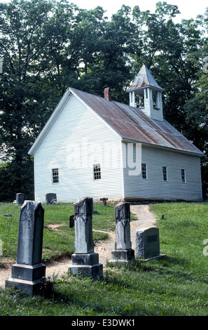 1887 L'Église baptiste primitive et son vieux cimetière font maintenant partie de Great Smoky Mountain National Park dans la ville pittoresque de Cades Cove, Tennessee, USA. Banque D'Images