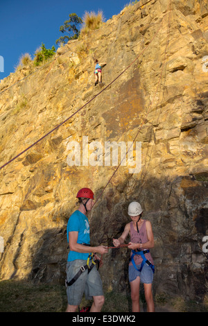 Brisbane Australie,Queensland Kangaroo point Cliffs,Count White Park,adulte homme hommes,escalade,ligne,corde,instructeur,port,casque de sécurité Banque D'Images