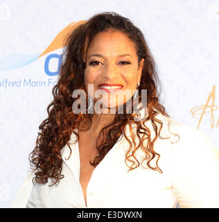 Les célébrités assister à la 10e édition de la Alfred Mann Foundation Gala à Robinsons-May Lot. Avec : Debbie Allen Où : Los Angeles, CA, United States Quand : 13 Oct 2013 Banque D'Images