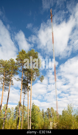 Réseau cellulaire guyed antenne Tower , Finlande Banque D'Images