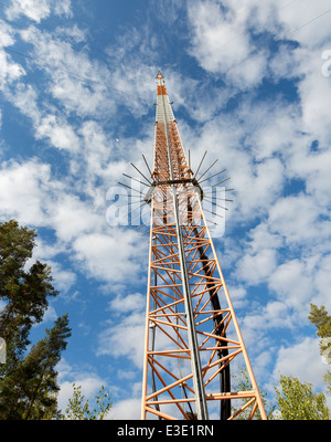 Mât de télécommunications contenant principalement des antennes de réseau cellulaire , Finlande Banque D'Images