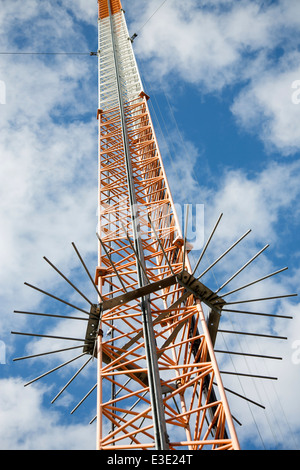 Mât de télécommunication contenant principalement des antennes du réseau cellulaire. Pointes anti grimper au bas du mât. , Finlande Banque D'Images