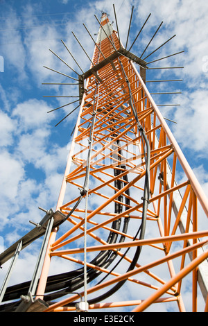 Câbles d'alimentation et de signal allant aux antennes d'un mât de télécommunications contenant principalement des antennes de réseau cellulaire , Finlande Banque D'Images