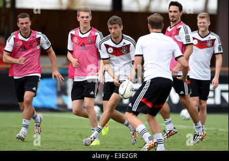 Santo André, au Brésil. 23 Juin, 2014. Lukas Podolski (de g), Matthias Ginter, Thomas Mueller, Benedikt Hoewedes, Mats Hummels et André Schuerrle en action lors d'un jeu d'échauffement pendant une session de formation de l'équipe nationale de football allemande dans la région de Santo André, Brésil, 23 juin 2014. La Coupe du Monde de Football 2014 aura lieu au Brésil du 12 juin au 13 juillet 2014. Photo : Andreas Gebert/dpa/Alamy Live News Banque D'Images