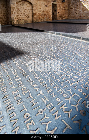 Réplique de la pierre de Rosette qui a permis à Jean-François Champollion de déchiffrer les hiéroglyphes égyptiens, Figeac, Lot, France Banque D'Images