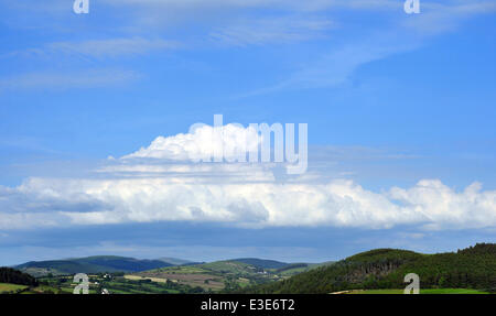 Aberystwyth, Pays de Galles, Royaume-Uni. 23 Juin, 2014. Comme le beau temps de la semaine dernière semble devenir plus averses, nuages du soir au cours de la remontée de Cambrian Mountains dans l'ouest du pays de Galles - 23-JUIN-2014 - Crédit Photo : John Gilbey/Alamy Live News Banque D'Images