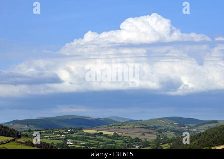 Aberystwyth, Pays de Galles, Royaume-Uni. 23 Juin, 2014. Comme le beau temps de la semaine dernière semble devenir plus averses, nuages du soir au cours de la remontée de Cambrian Mountains dans l'ouest du pays de Galles - 23-JUIN-2014 - Crédit Photo : John Gilbey/Alamy Live News Banque D'Images